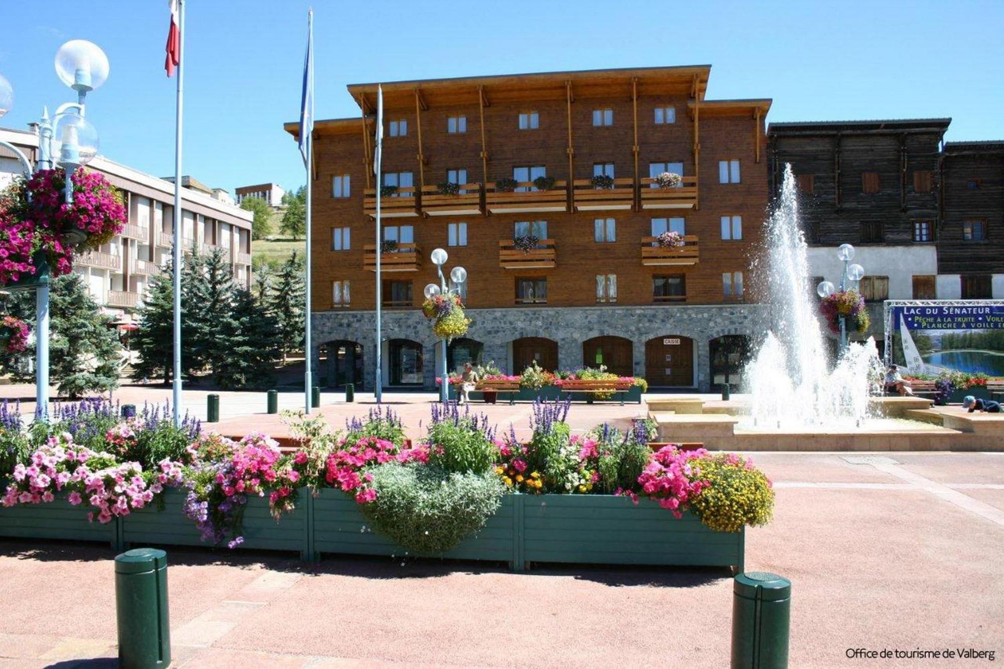 Adonis Valberg Aparthotel Exterior photo